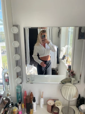 Skjorta med detalj - Säljer denna coola å snygga skjorta från zara! Har så snygga detaljer i midjan som gör hela skjortan!❤️‍🔥