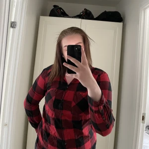 Skjorta - Röd skjorta. Som ny. Storlek 36. Kan mötas upp i Ed och Bengtsfors annars skickas mot fraktkostnad☺️