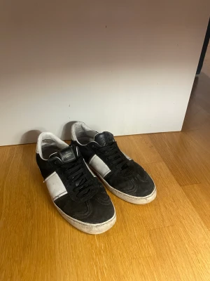 Valentino sneakers  - Ett par valentino sneakers. Dåligt skick!  Ett par Lanvon sneakers Dåligt skick!  Båda skorna är i str 44. Det angivna priset inkluderar båda skorna.