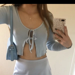 Ljusblå topp  - Ljusblå söt liten topp till sommaren! Nyskick, endast testad!