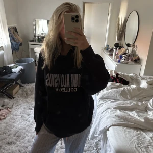 Vintage hoodie - Så sjukt snygg vintage hoodie med tryck. Vill egentligen inte sälja men behöver pengarna. Så snygg oversized passform och passar XS-L beroende på hur man vill att den ska sitta. Jag har vanligtvis XS-S och den sitter sjukt snyggt oversized på mig💜💜