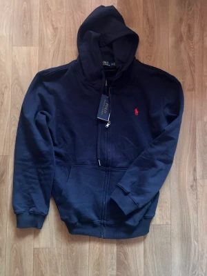 Ralph lauren zipp - Spliter ny  Köpte medium men den är helt enklet alldels för lite  Andvänder den 1-2 gånger om ens de 10/10