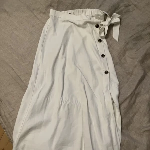 Modo-kjol - Superskönt sommarkjol med slits i sidan (knappar). Ish t-shirt material, så väldigt bekväm! 