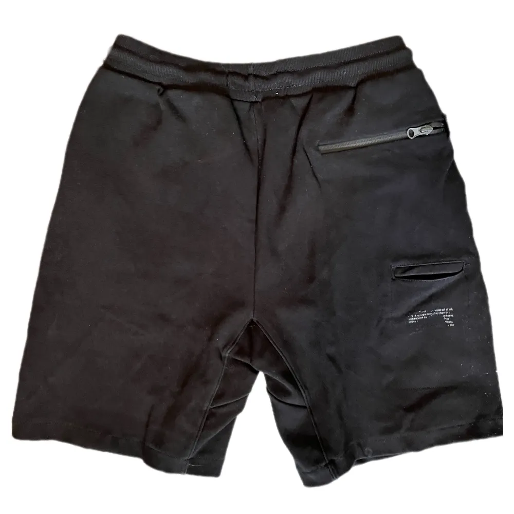 ett par svarta pull&bear shorts storlek S/M tror jag då lappen är borttagen,  ganska bra skick. Shorts.