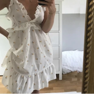 Sommarklänning  - En jätte gullig sommarklänning. Den är köpt från Plick så vet inte vilket märke det är. Storlek S/36 och enbart använd en gång❤️