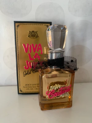 Juicy Couture Parfym - säljer denna skönhet då jag redan har en annan från juicy som jag använder, luktar vanilj o blommor o bara ren skönhet! var min favorit!! oanvänd 30ml! 