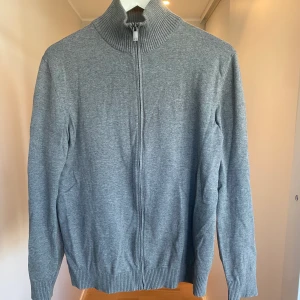 Grå Tröja med dragkedja - Grå Esprit tröja med dragkedja Storlek: S Skick: 9/10