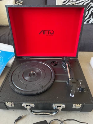 Vinylkoffert med bluetooth - Hej! Säljer min vinylkoffert som även har bluetooth, så att man kan också lyssna på valfri musik genom mobilen.  Den har knappt blivit använts och är nästan ny, det följer med en vinylskiva från a-ha. 