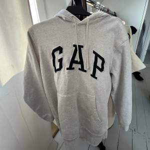 Säljer denna gap hoodie! Köpte den begagnat så den ör lite noppig  på insidan men inget som märks på utsidan där är den i perfekt skick 🥰