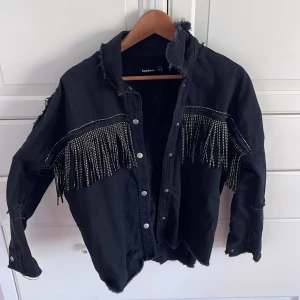 Glittrig zara jacka - Säljer denna jättefina sommriga zara jackan då den inte kommer tilm användning längre!💓Den är storlek S, men skulle säga den passar även M och Xs!  Skriv för fler bilder!!💓