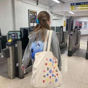Harry styles merch - Söker en sån här tygkasse eller den gråa hoodien, hör gärna av dig om du säljer💗