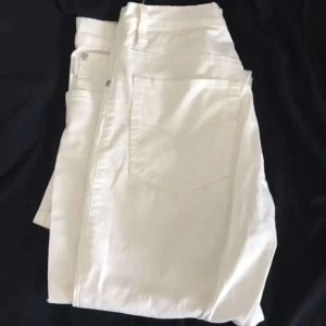 Jeans  - Säljer dessa vita jeans då de inte passar♥️