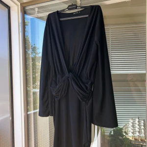 Svart festklänning  - Svart kort festklänning, otroligt skönt, använd en gång, jag är 163cm