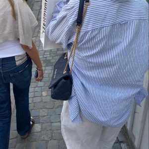 Linneskjorta - Sprillans ny linneskjorta 🦋 OBS. lånad bild men exakt samma skjorta och inga deffekter alls. Använt en gång!