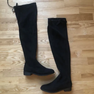 Over-knee stövlar med dragkedja  - Over-knee stövlar med dragkedja och snörning baktill. Aldrig använda. Strl 38 men passar även 38,5.  Nypris 750kr  Mitt pris: 250kr  Finns i Uppsala. 