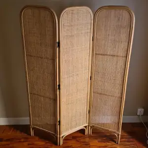 New room divider from Ellos in bambu. Bought 3 months ago, but due to move it wont fit in my new flat. Can be picked up in central Stockholm, easy to carry! No signs of usage. NO SHIPPING OF THIS ITEM
