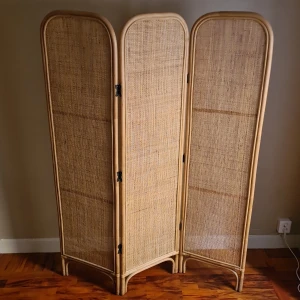 Skärmavdelare/Room divider - New room divider from Ellos in bambu. Bought 3 months ago, but due to move it wont fit in my new flat. Can be picked up in central Stockholm, easy to carry! No signs of usage. NO SHIPPING OF THIS ITEM