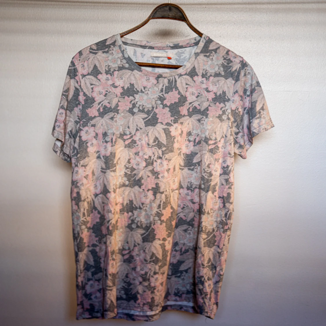 T-shirt Blom-mönstrad från Homebound i M