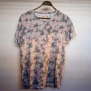 T-shirt Blom-mönstrad från Homebound i M - Superfin blom-mönstrad tshirt från Homebound i M. 60% bomull, 40% polyester.