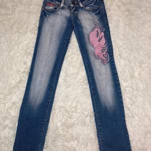 Superfina jeans med rosa tryck. Har mer bilder, skriv om ni är intresserade eller har några frågor! Pris kan diskuteras. 