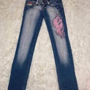 Lowrise Y2K Pants - Superfina jeans med rosa tryck. Har mer bilder, skriv om ni är intresserade eller har några frågor! Pris kan diskuteras. 