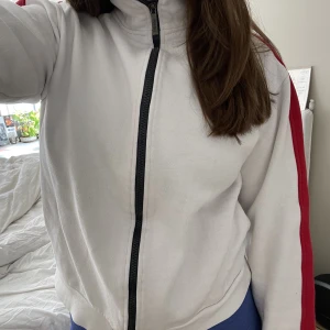 Zip sweatshirt  - Köpt secondhand så är i använt skick men inget synligt. Liten i storleken så skulle säga S-Xs.