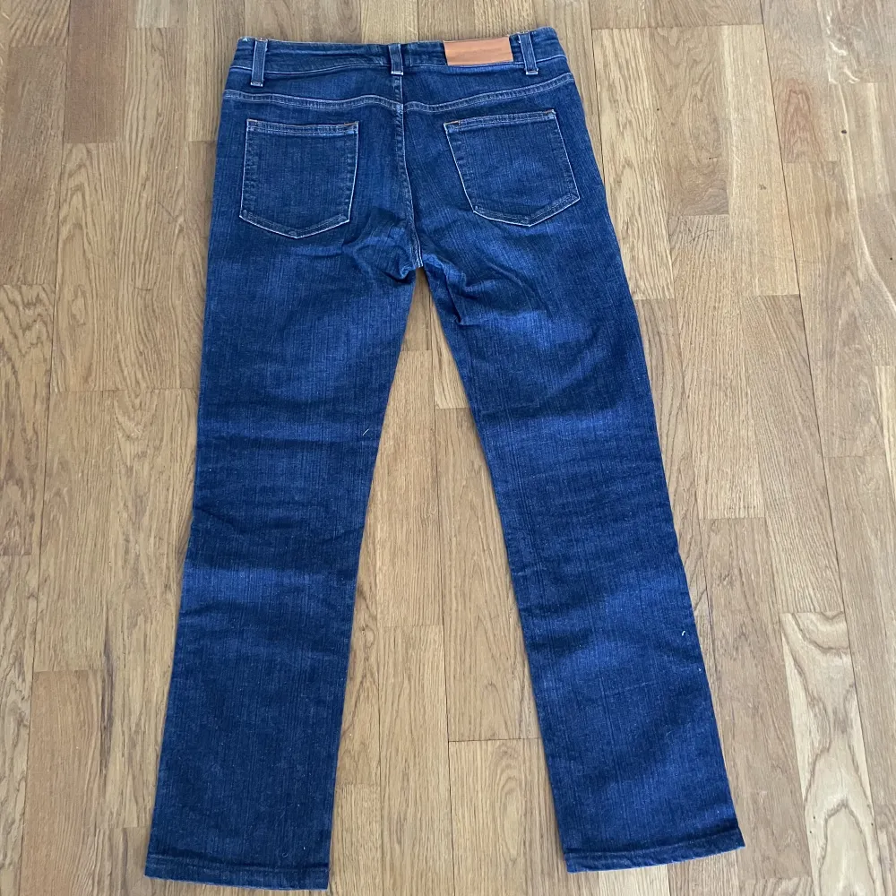 Ett par mörkblåa acne jeans i perfekt skick! Skriv vid intresse, fler bilder går att lösa, fraktar eller möts upp i Stockholm!. Jeans & Byxor.