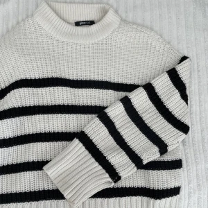 Randig stickad tröja - Använd 1-2 gånger, nyskick! ☺️