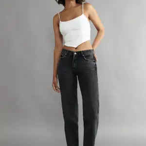 Säljer dessa Low straight jeans från Gina tricot då dem inte kommer till användning. Nypris 500kr 