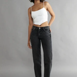 Gina tricot jeans  - Säljer dessa Low straight jeans från Gina tricot då dem inte kommer till användning. Nypris 500kr 