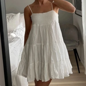 Vit Zara klänning - Köpt tidigare på plick, gillade inte hur den satt på mig, fint skick förövrigt! (LÅNAD BILD)