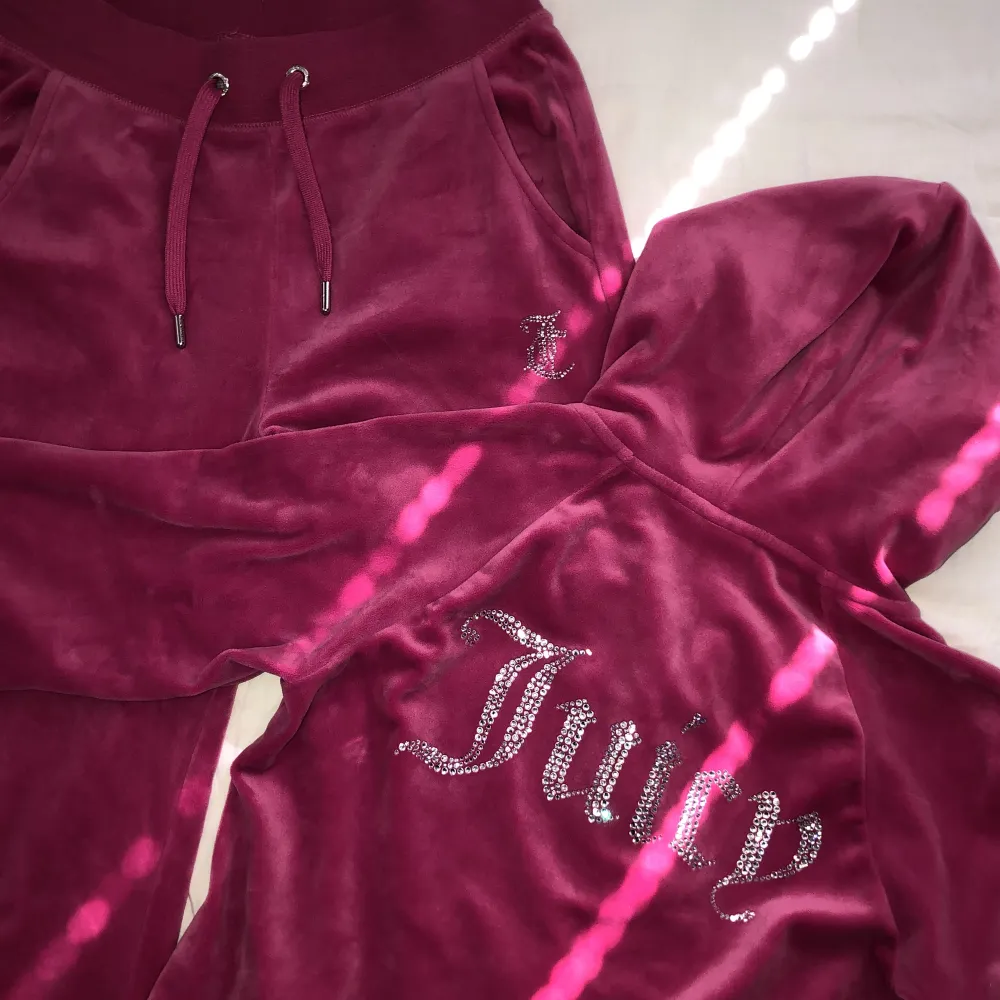 Rosa/hot pink Juicy Couture set köpt från JD sports. Sparsamt använda då dom enda defekter som förekommer e att byxorna e lite fläckiga längst ner (se bild 3). Storlek XS i tröjan och S i byxorna, dm för fler bilder eller frågor🤍. Hoodies.