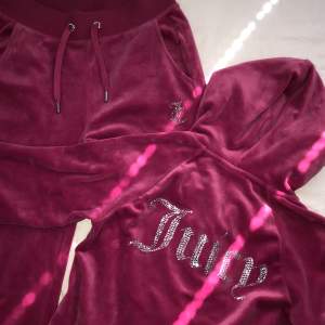 Rosa/hot pink Juicy Couture set köpt från JD sports. Sparsamt använda då dom enda defekter som förekommer e att byxorna e lite fläckiga längst ner (se bild 3). Storlek XS i tröjan och S i byxorna, dm för fler bilder eller frågor🤍
