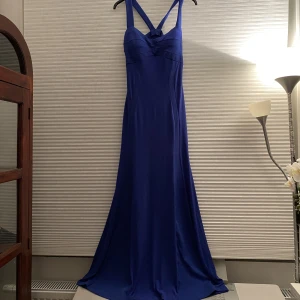 Balklänning - Vacker balklänning med glittriga detaljer. Helt nyköpt från sellpy. 