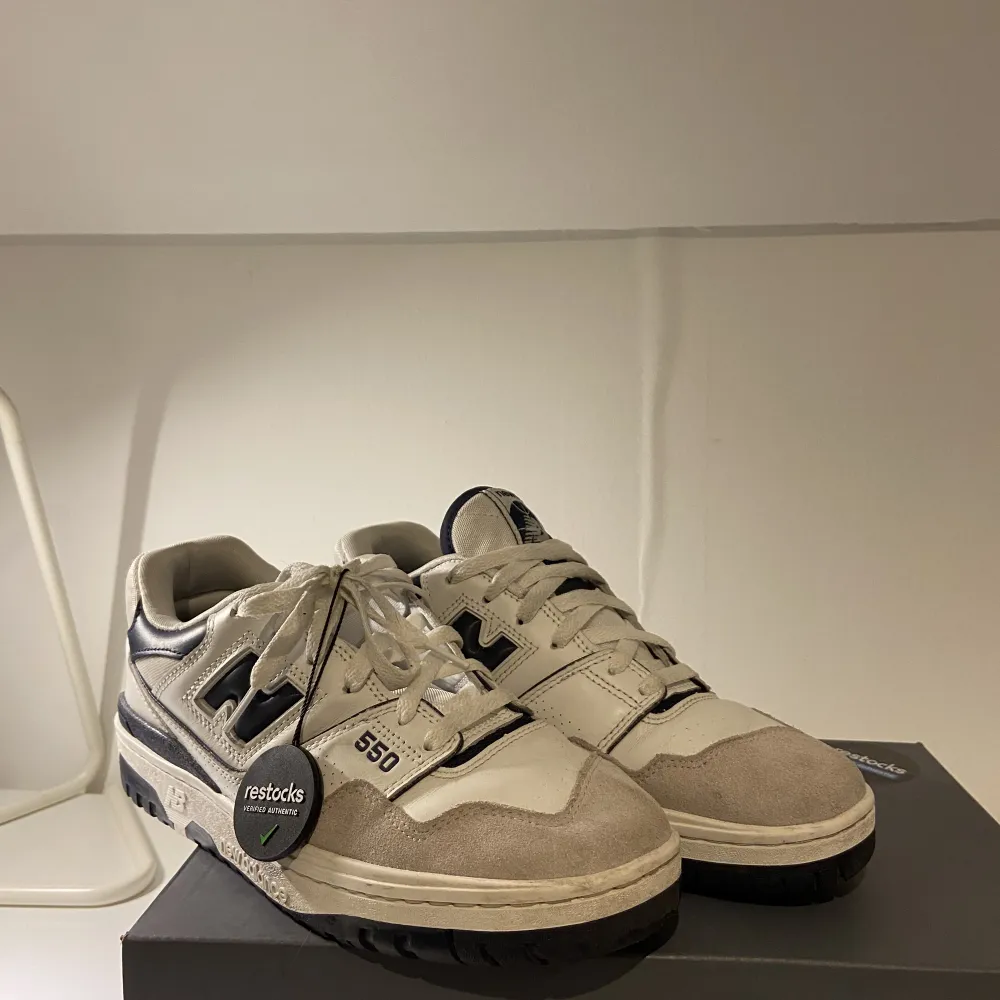 New Balance 550 Navy som är använda ett fåtal gånger. Skick:8/10 +box ingår. Skorna är verifierade från Restocks.net som ni ser på bilden vilket betyder att de är äkta. Skor.