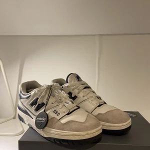 New Balance 550 Navy - New Balance 550 Navy som är använda ett fåtal gånger. Skick:8/10 +box ingår. Skorna är verifierade från Restocks.net som ni ser på bilden vilket betyder att de är äkta
