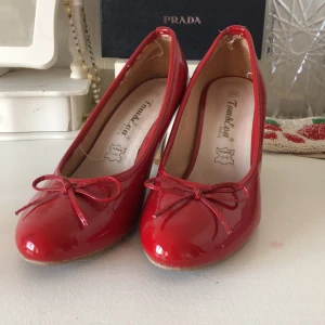 Röda klackar - Supersöta röda lack klackskor med rosett! Storlek 39, använda en gång! Köpare betalt frakt!