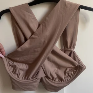 Festtopp - Skulle säga att den passar en XL, aldrig använd 