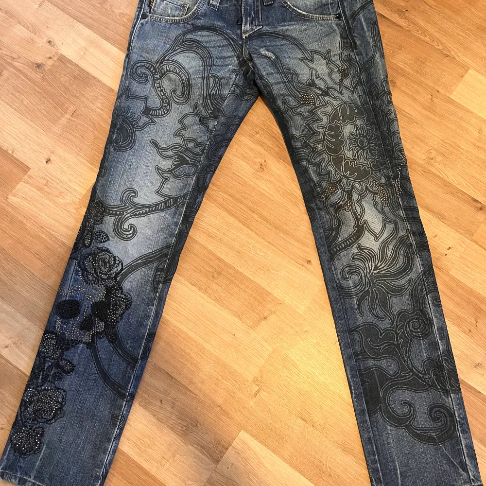 Dem är VÄLDIGT låga i midjan. Extremt småa, tänk S eller XS (kanske till och med XXS).  Knappt använda, köpt secondhand! Några stenar saknas.  Kan diskutera om priset! <3. Jeans & Byxor.