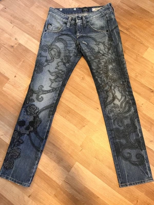 Låg midjadde skinny jeans med stenar - Dem är VÄLDIGT låga i midjan. Extremt småa, tänk S eller XS (kanske till och med XXS).  Knappt använda, köpt secondhand! Några stenar saknas.  Kan diskutera om priset! <3