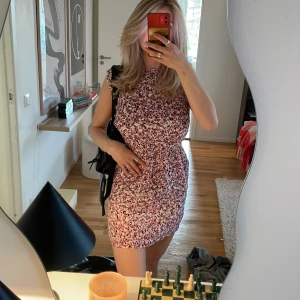 Blommig sommarklänning. - Säljer denna söta sommarklänning. Klänningen går att ha fram och bak, där ena är rätt hög vid bröstet och andra längre. Klänningen har fickor och är ifrån Mango! Fråga gärna om fler bilder! Köparen står för frakten💗🚚