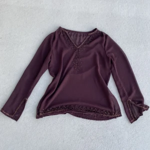 topp från indiska - vinröd långärmad meshtop från indiska! några paljetter/pärlor har lossnat men inget som ser konstigt ut! 