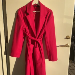 Rosa kappa  - Skitcool rosa kappa från Gina, sitter jättesnyggt då man kan knyta den i midjan! 