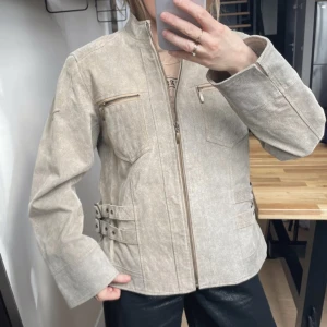 Jacka - Säljer denna coola jackan. Storlek 40 men passar även mindre ifall man vill ha den lite oversize. Bilden är lånad