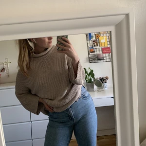 Stickad tröja  - Beige stickad tröja från Gina som tyvärr inte kommer till användning hemma hos mig. Den är lite ”tung” och lyxig i materialet och är lite längre i modellen med halvlånga ärmar. Köpare står för frakt❤️