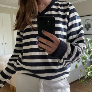 Randig tröja  - Marinblå och vitrandig tröja i skönaste materialet!!!! Jättebra skick och passar S-L beroende på vilken passform man önskar 💙