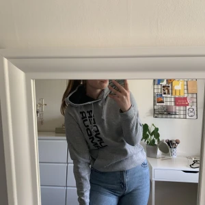 Hoodie - Under Armour hoodie som jag tycker är lite väl för liten för mig. Sparsamt använd. Pris går att diskutera!