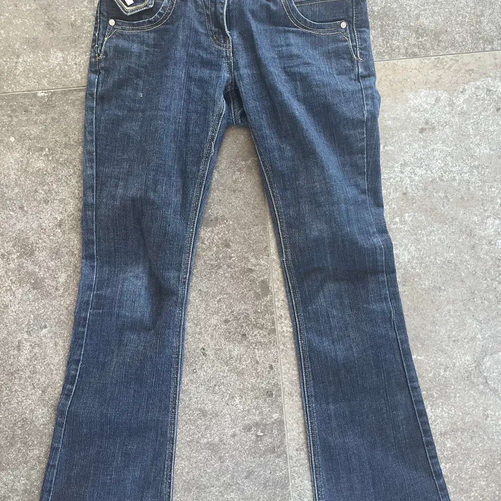 sjukt snygga lågmidjade mörkblå jeans. köp kan diskuteras vid snabbt köp!. Jeans & Byxor.