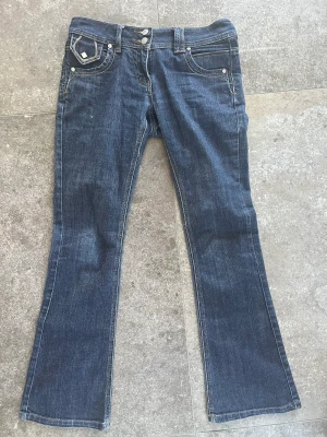 lågmidjade jeans - sjukt snygga lågmidjade mörkblå jeans. köp kan diskuteras vid snabbt köp!