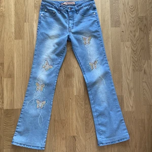 y2k lågmidjade jeans - säljer nu mina söta lågmidjade bootcut jeans, använder dom tyvärr inte!🥰i superfint skick och inga skavanker alls⭐️